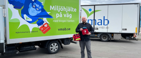 Filip med en hjärtstartare framför en VMAB-lastbil