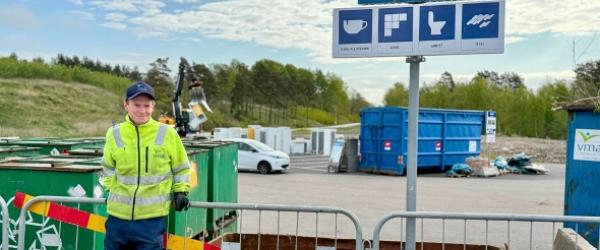 Anställd från VMAB står vid insamlingscontainrar för avfall, med skyltar för porslin, kakel, sanitet och tegel – en del av hanteringen av schaktmassor.