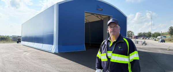 Tommy Eriksson framför det som ska bli VMABs byggåterbruk.