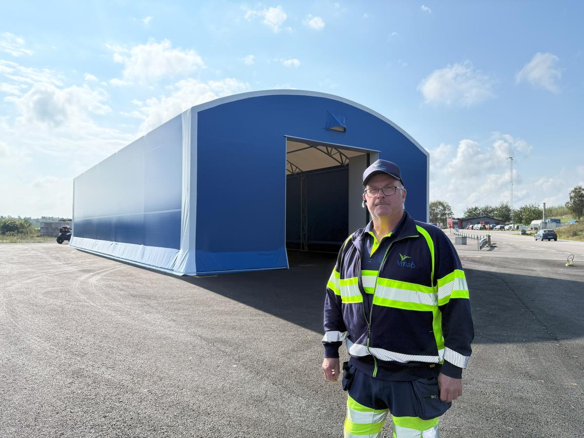 Tommy Eriksson framför det som ska bli VMABs byggåterbruk.